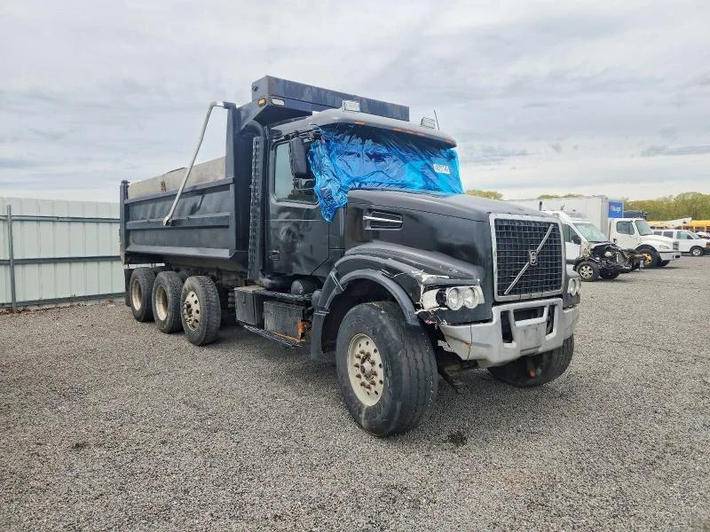 2004 Volvo Vhd