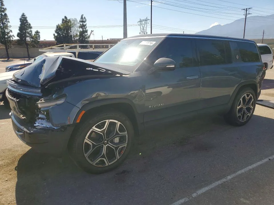 2025 Rivian R1S