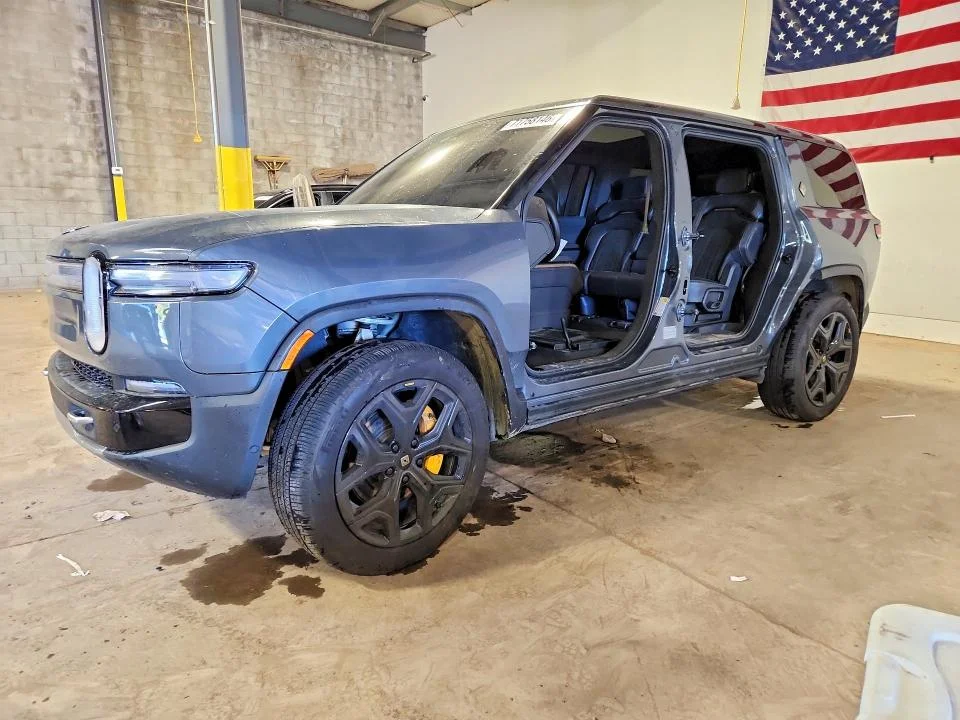 2025 Rivian R1S